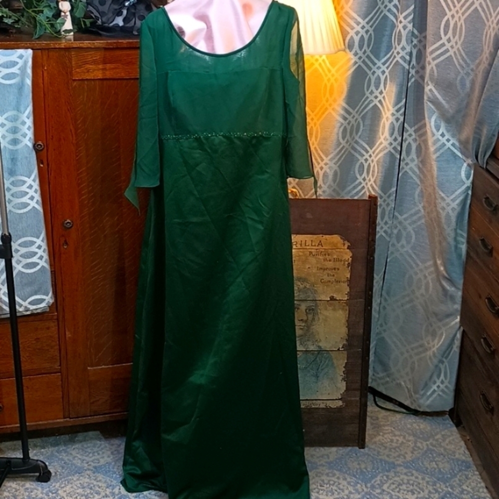 Emerald Green Sheer Shoulder And Slit Sleeve A Line Gown, Size 22